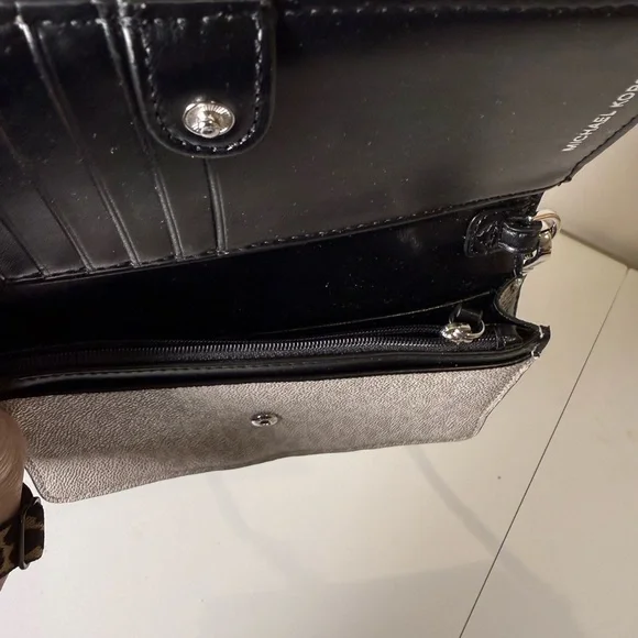 Michael Kors Jet Set Charm Small Phone Crossbody - Picture 5 of 5